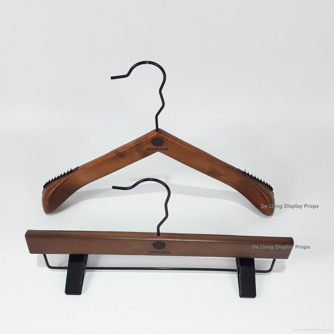 top hanger Dutch wooden hanger with balck hook and non slip wooden hanger 2