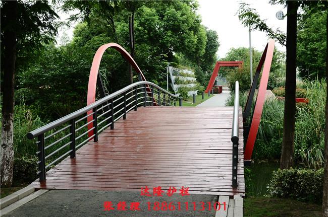 304不鏽鋼圓管景觀橋梁防撞護欄 4