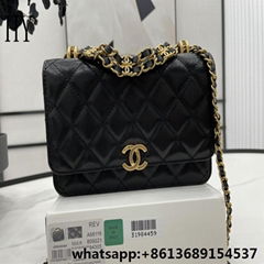 brand CC logo caviar Quilted flap