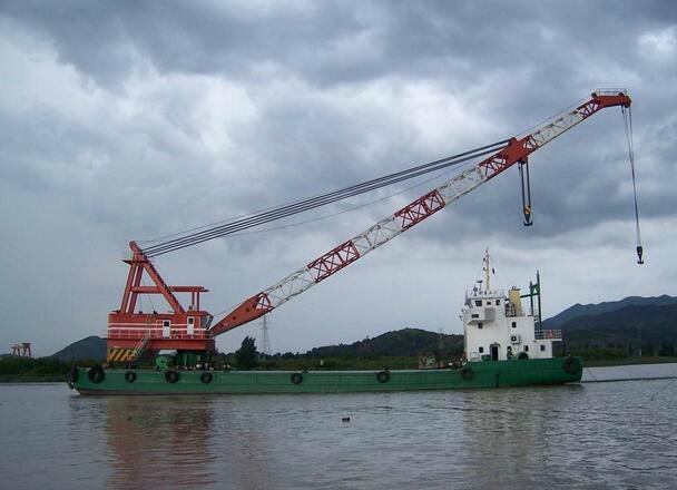 Floating crane barge