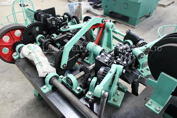 CS-C positive and reverse twisted Barbed wire making machine 3