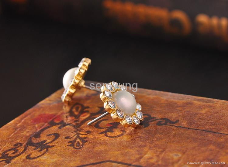 Simple and Elegant Style Girl Earrings For Beatiful Life