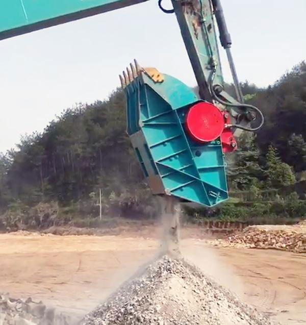 Excavator crushing bucket