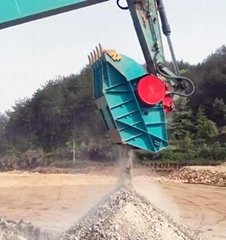 Excavator crushing bucket