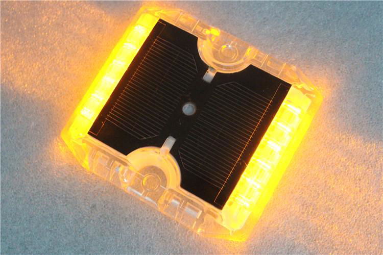 Anti-high Temperature Barrier Intelligent flashing solar road warning light 3