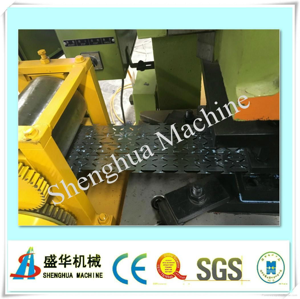 Automatic razor barbed wire mesh machine 2