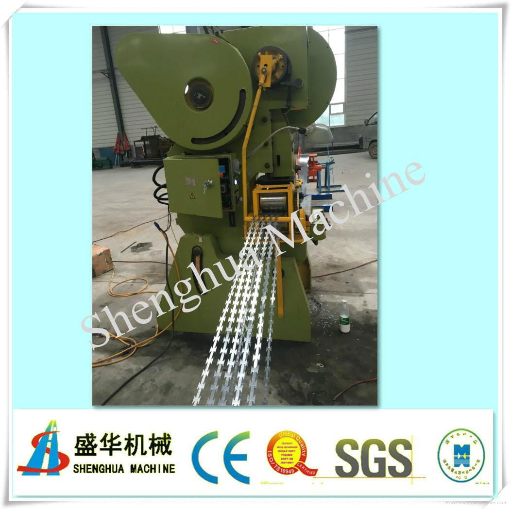 Automatic razor barbed wire mesh machine 3