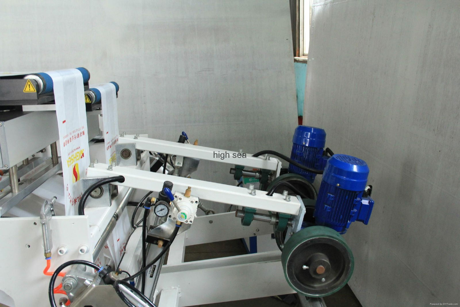 HIGH SPEED PLASTIC T SHIRT BAG MAKING MACHINE 3