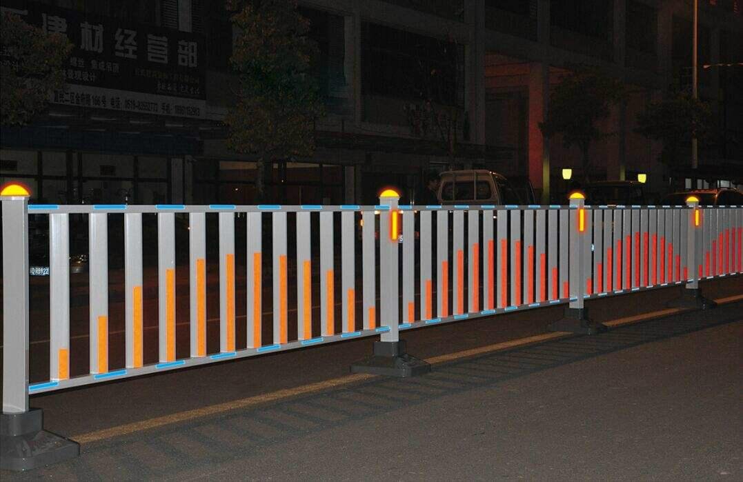 贵州供应铜仁公路道路中心隔离护栏低价 3