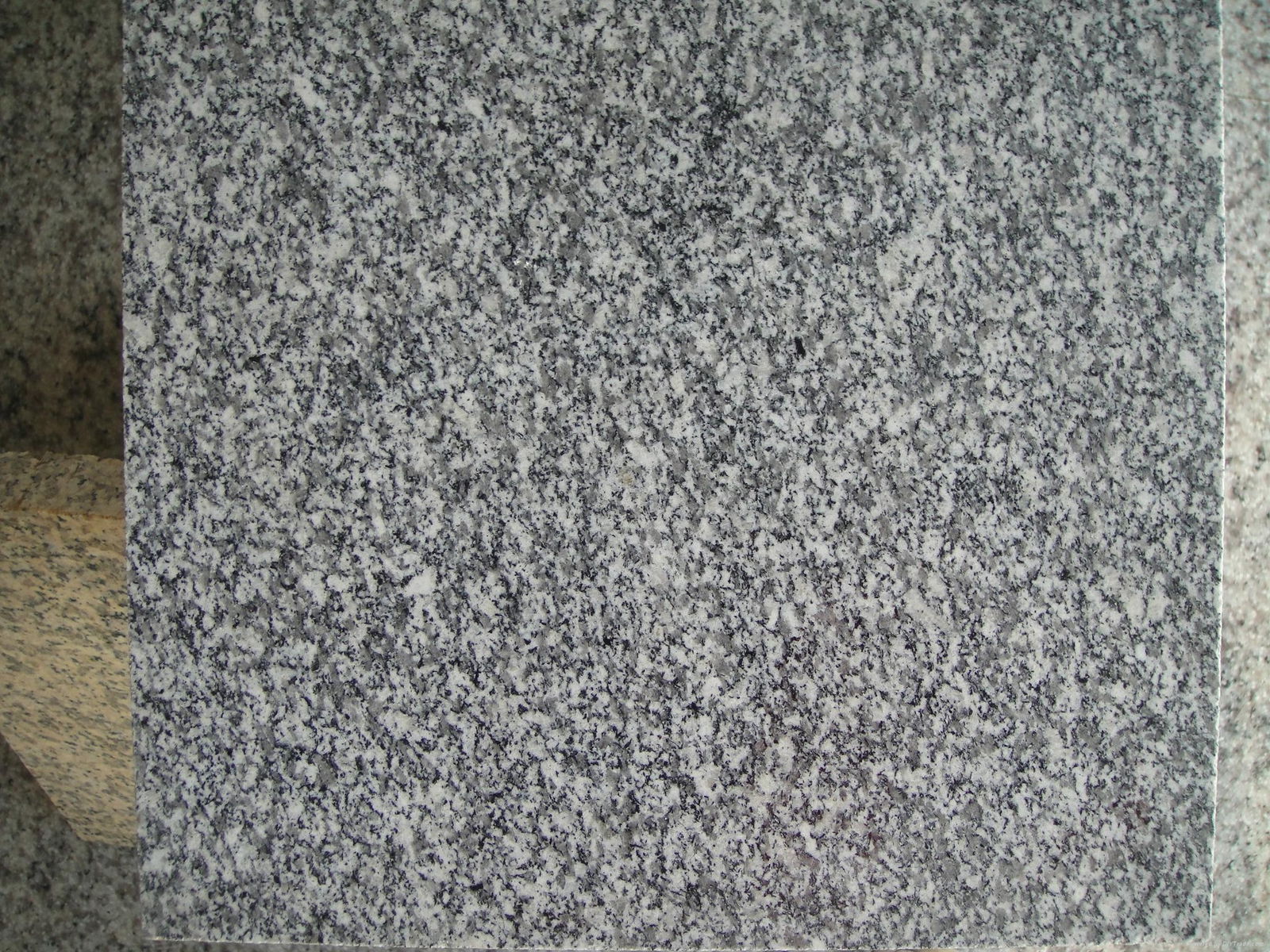 G688 Granite Tiles and Slabs China Grey Granite Flooring Tiles Wall Tiles Granit