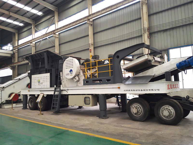 Tyre type mobile stone crushing station 