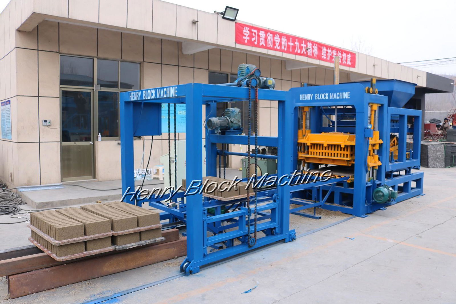 fully automatic high capacity concrete interlocking block making