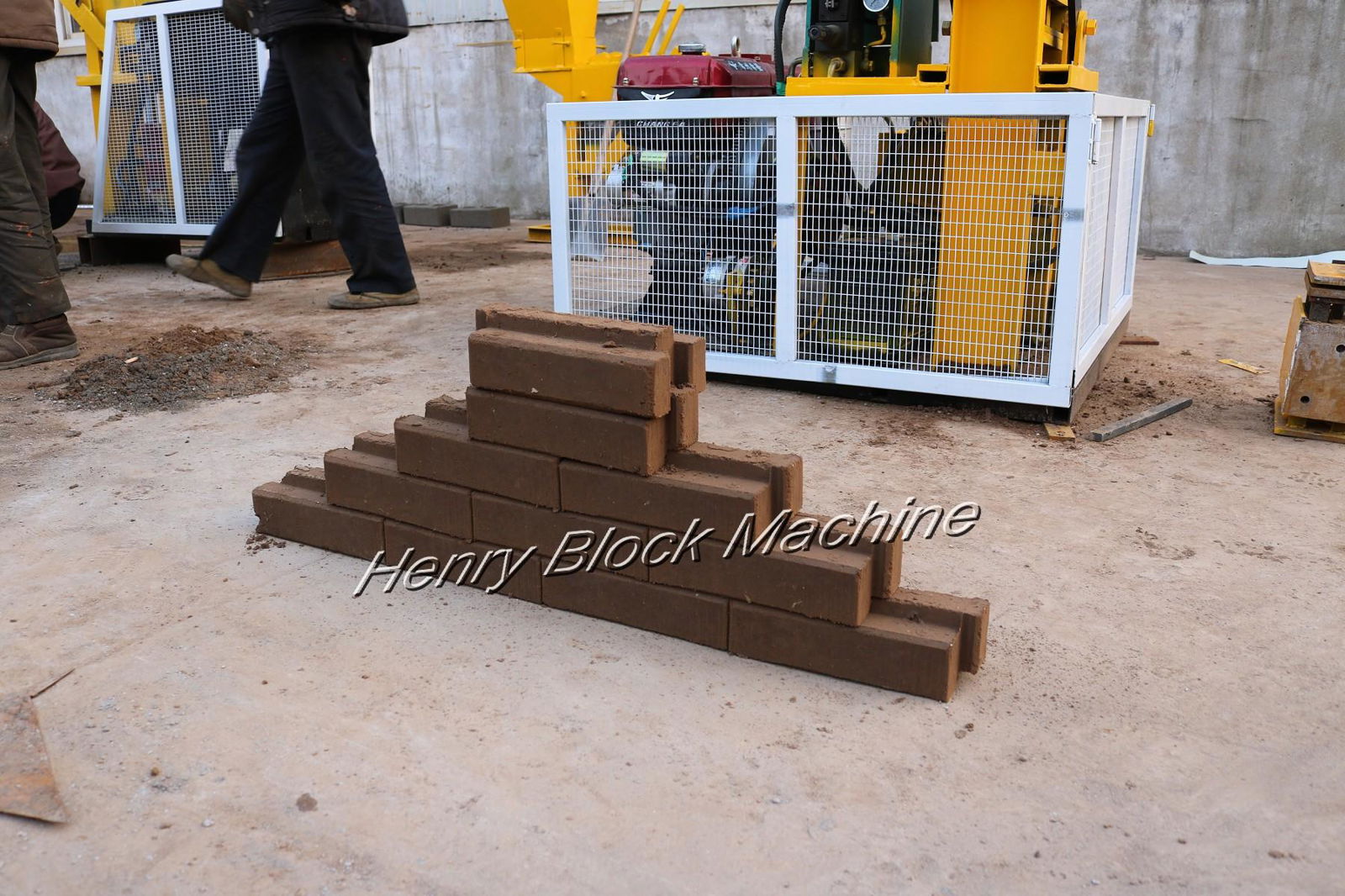 the most popular semi-automatic soil clay interlocking brick making machine 4