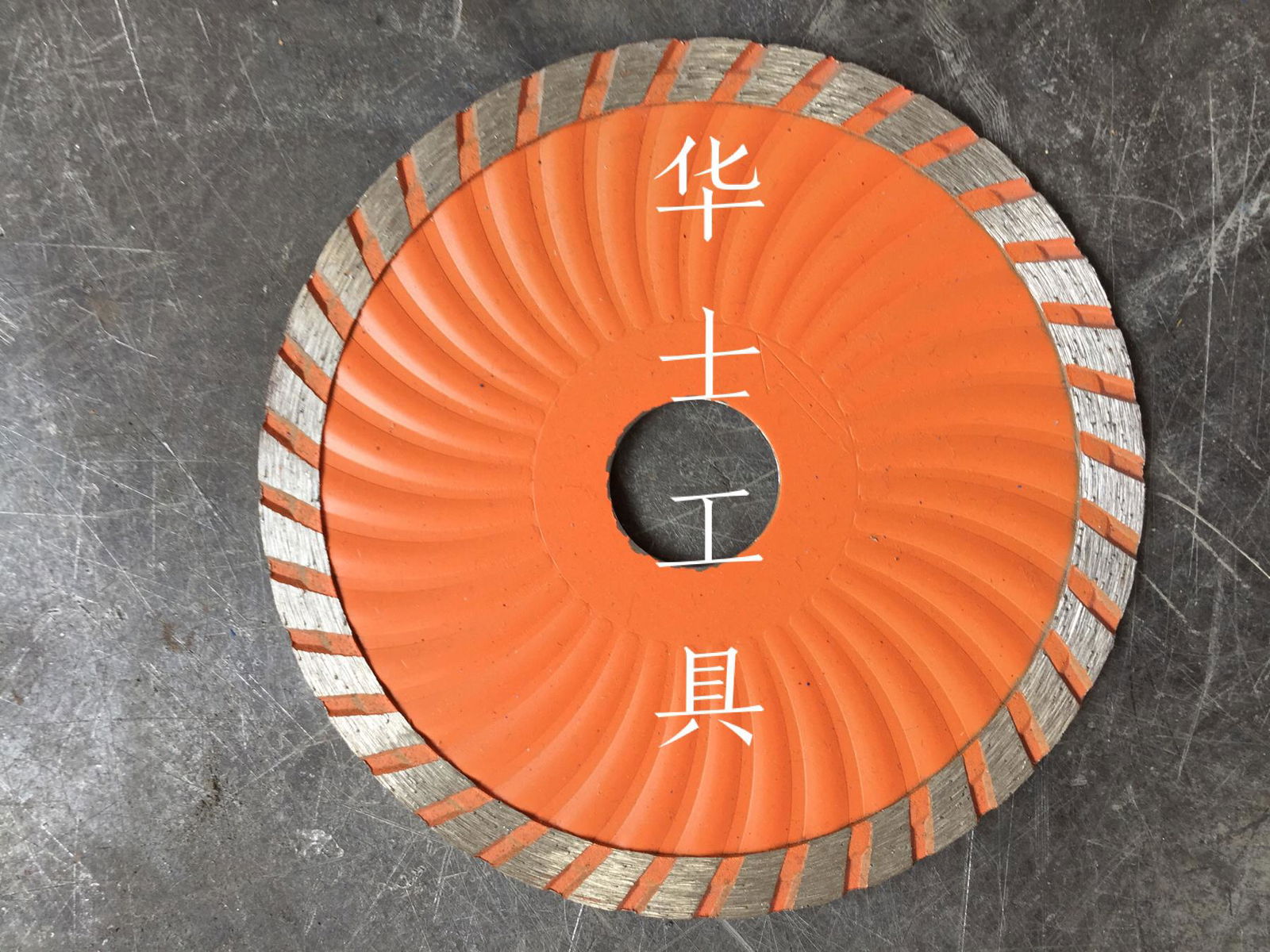 Hard concrete turbo wave saw blade