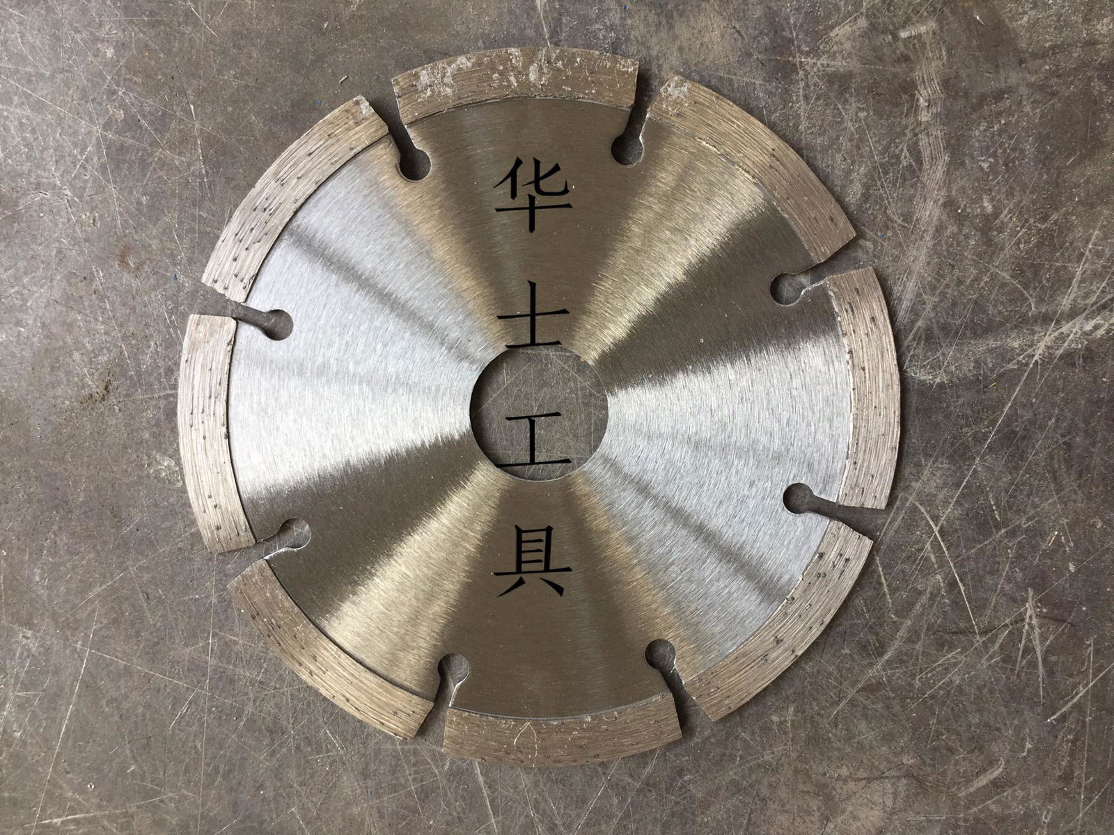 Concrete segmented saw blade