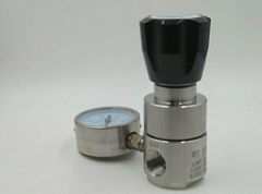 High pressure regulator with piston type