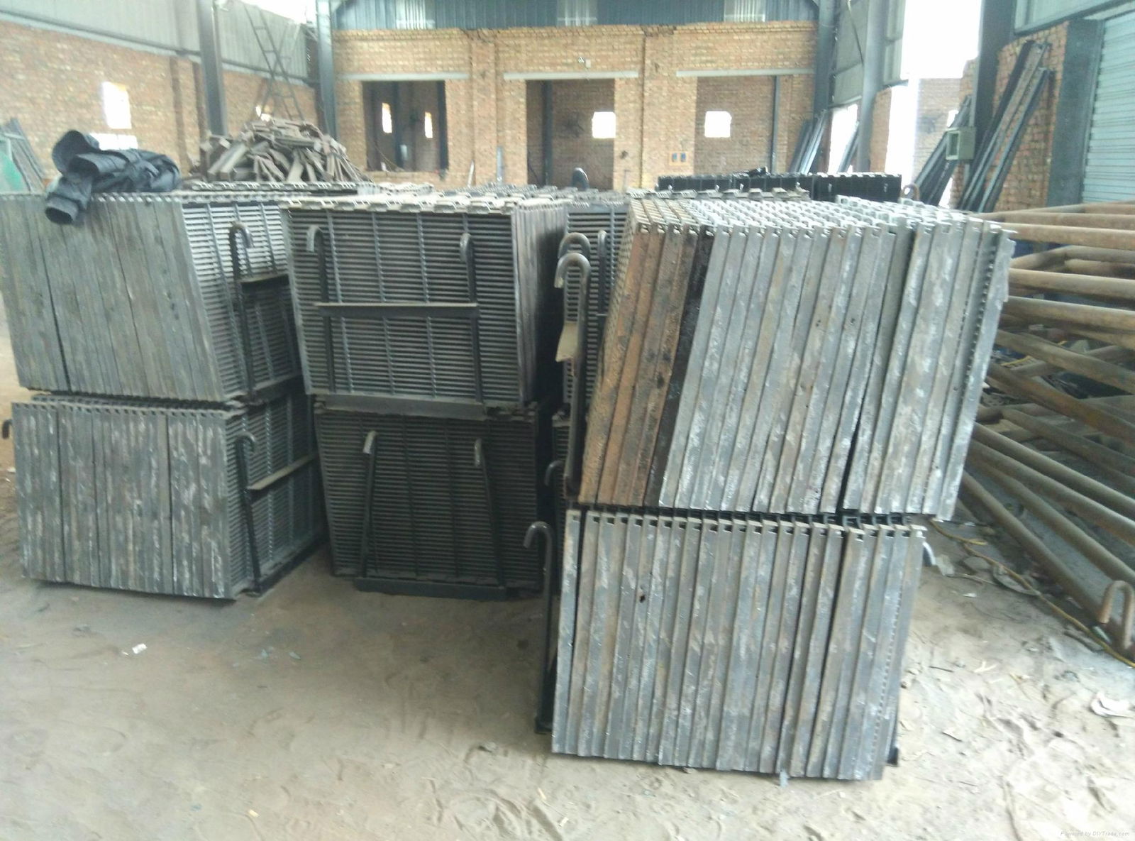 factory for pig cast floor 600x600 ductile iron slat floor 4