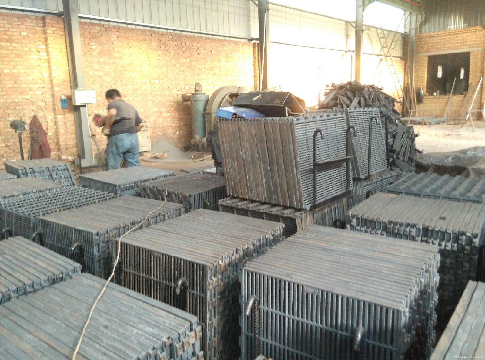 factory for pig cast floor 600x600 ductile iron slat floor 3