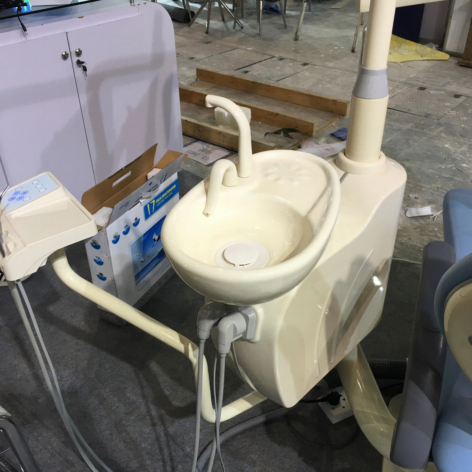 High quality basic dental chair with LED operating light  4