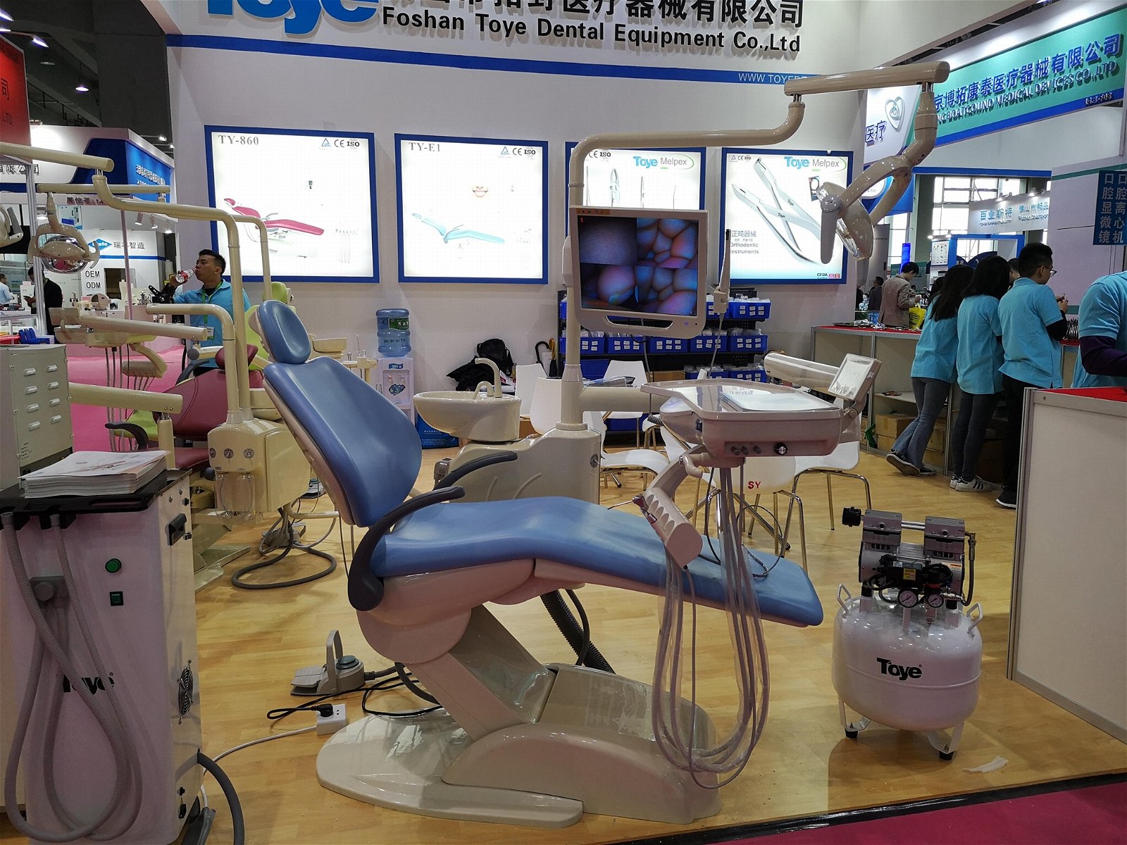 High quality basic dental chair with LED operating light  5