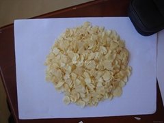 Dehydrated garlic flakes