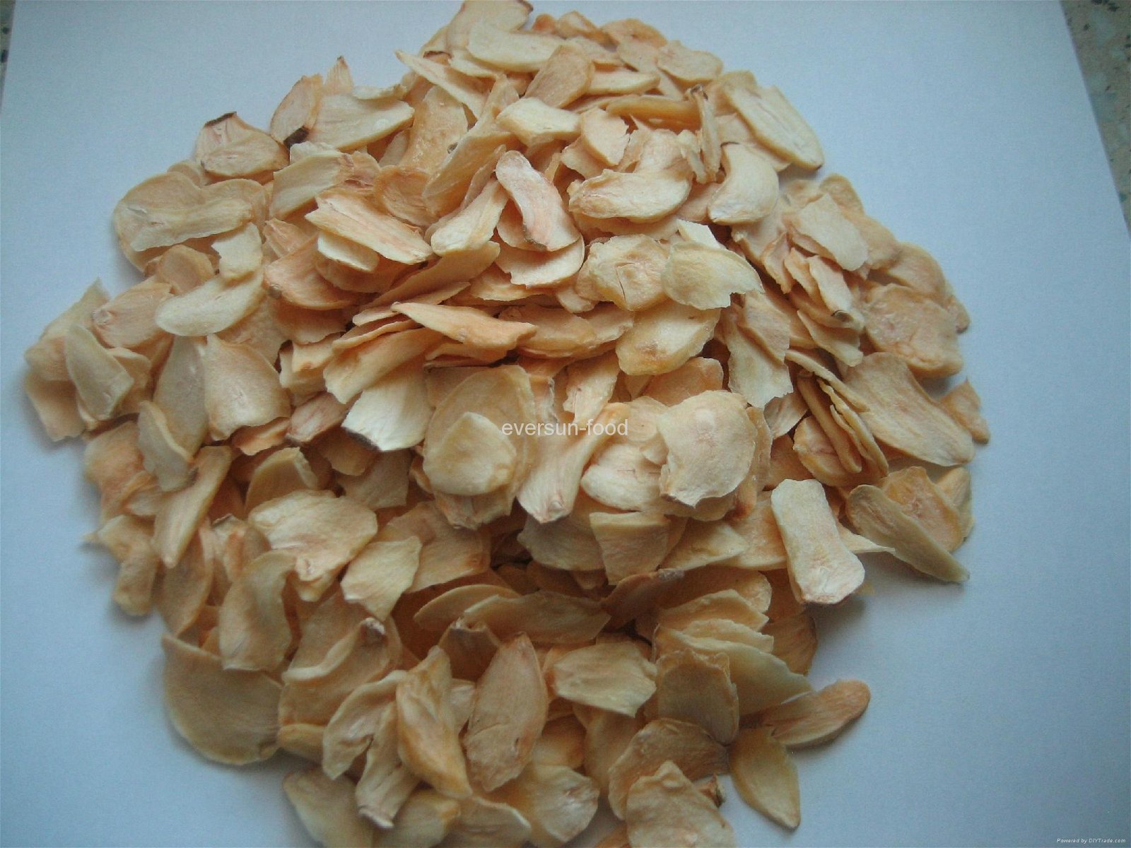 Dehydrated garlic flakes 2