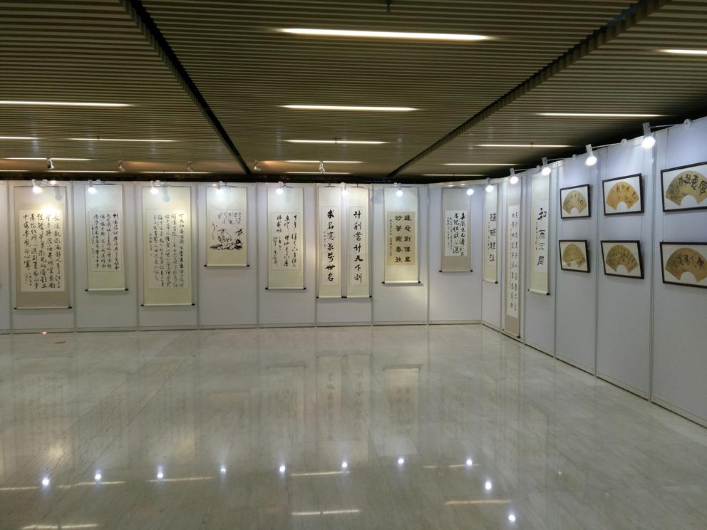 上海画展挂画展示使用的展板架白色1X2.5米 2