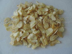 Dehydrated garlic flakes