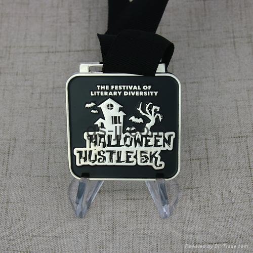 Halloween Hustle 5K Race Medals 2
