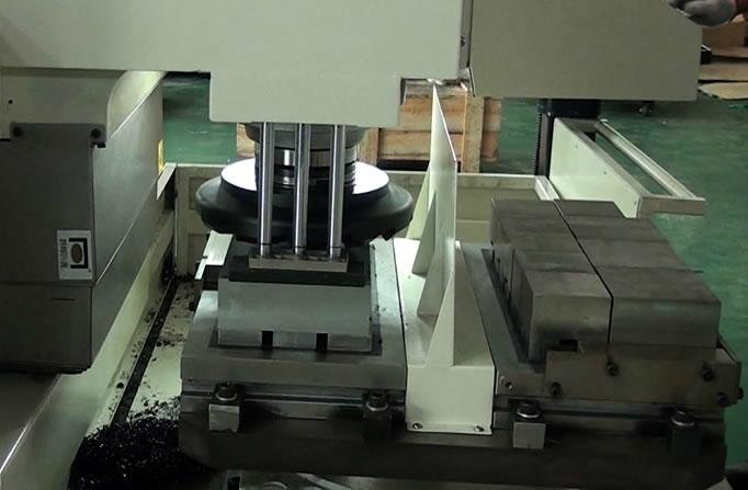 Exchange-pallet vertical CNC milling machine 3
