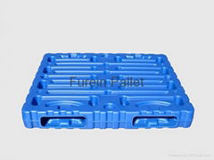 Blow molding plastic pallets