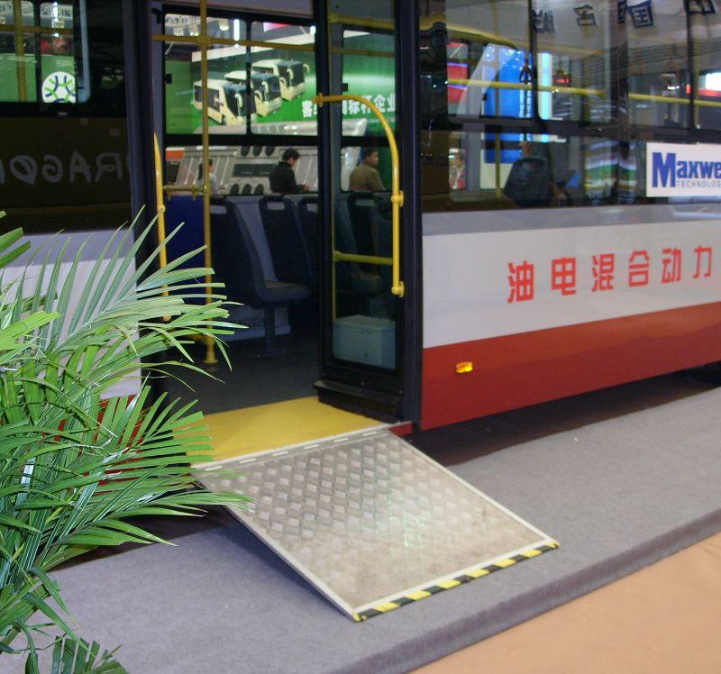 信德泰克供應城市公交車用電動殘疾人輪椅昇降導板裝置 5