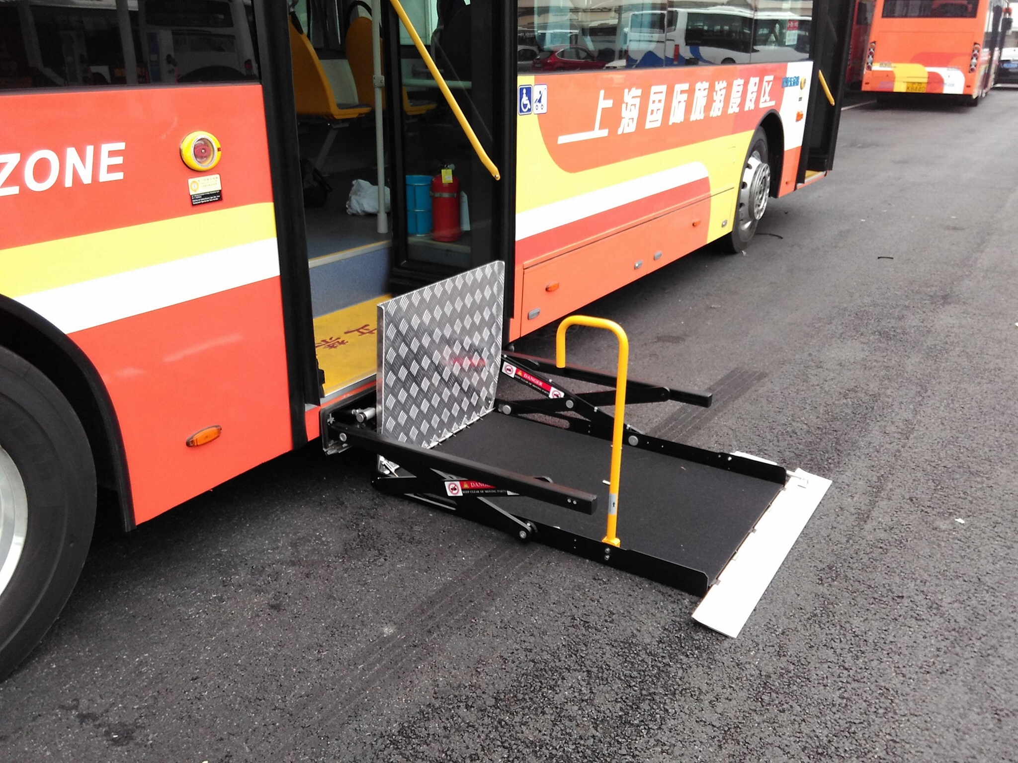 信德泰克城市客車用液壓電動輪椅昇降機殘疾人昇降台CE認証 2