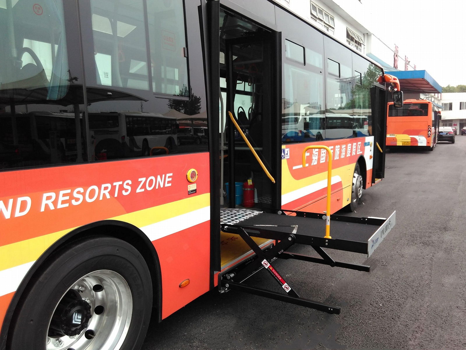 信德泰克城市客车用液压电动轮椅升降机残疾人升降台CE认证 3