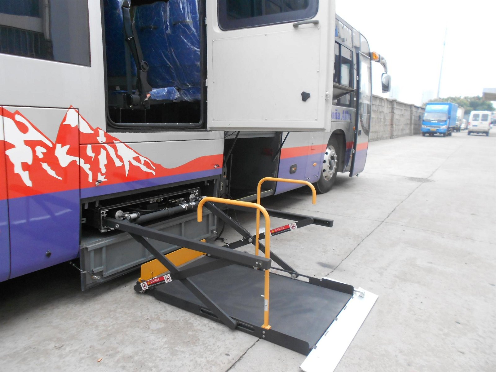 信德泰克城市客车用液压电动轮椅升降机残疾人升降台CE认证 5
