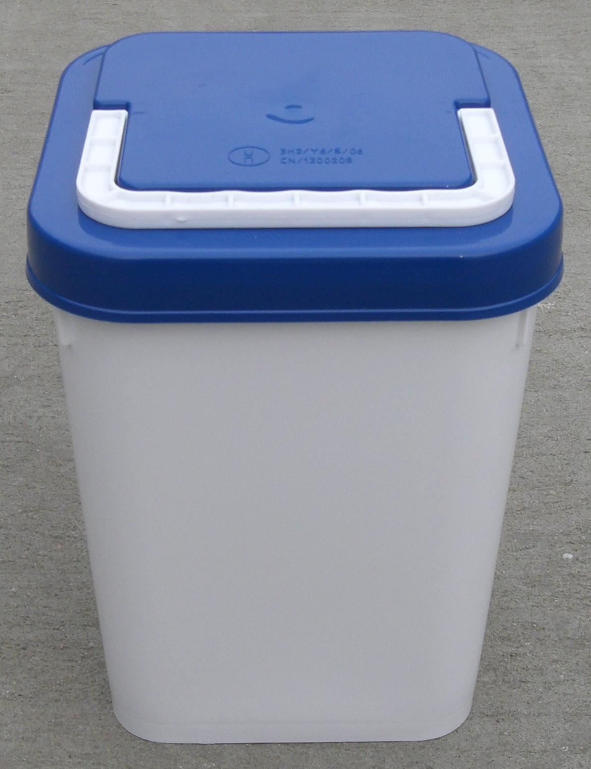 plastic trash bin  3