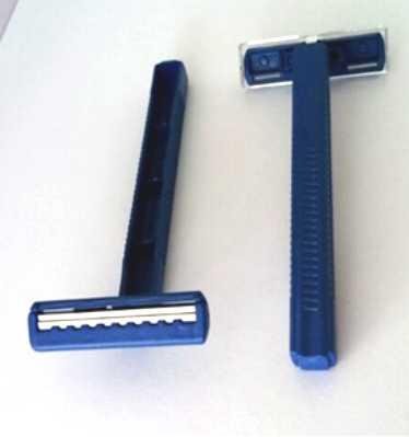 Twin blades disposable razors