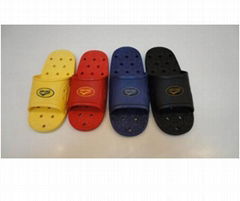 cheap China soft bathroom non slip men women pvc slipper with holes 