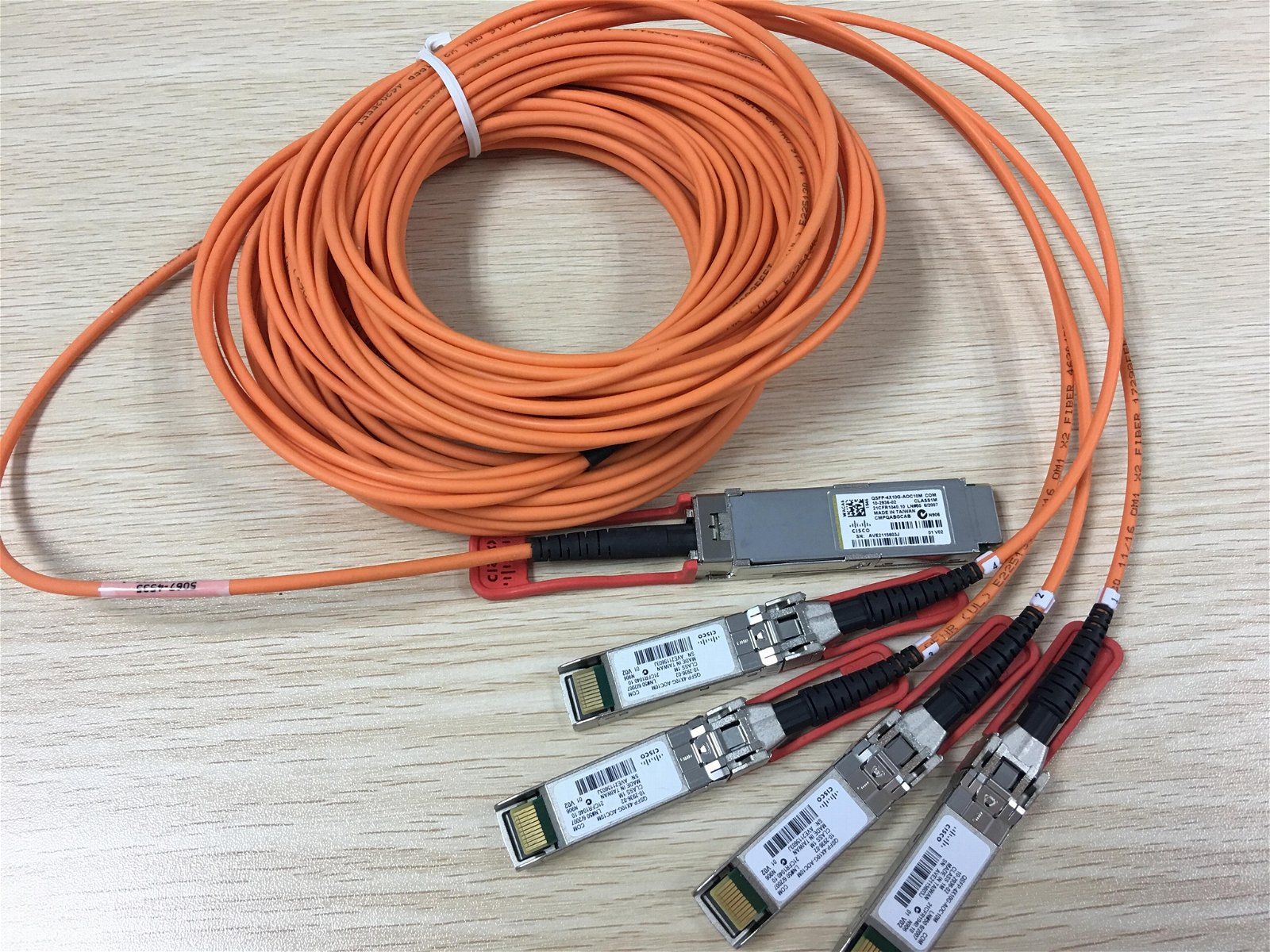 QSFP-4X10G-AOC10M 40GBase QSFP to 4 SFP+ Active Optical Breakout 10M Cable 2
