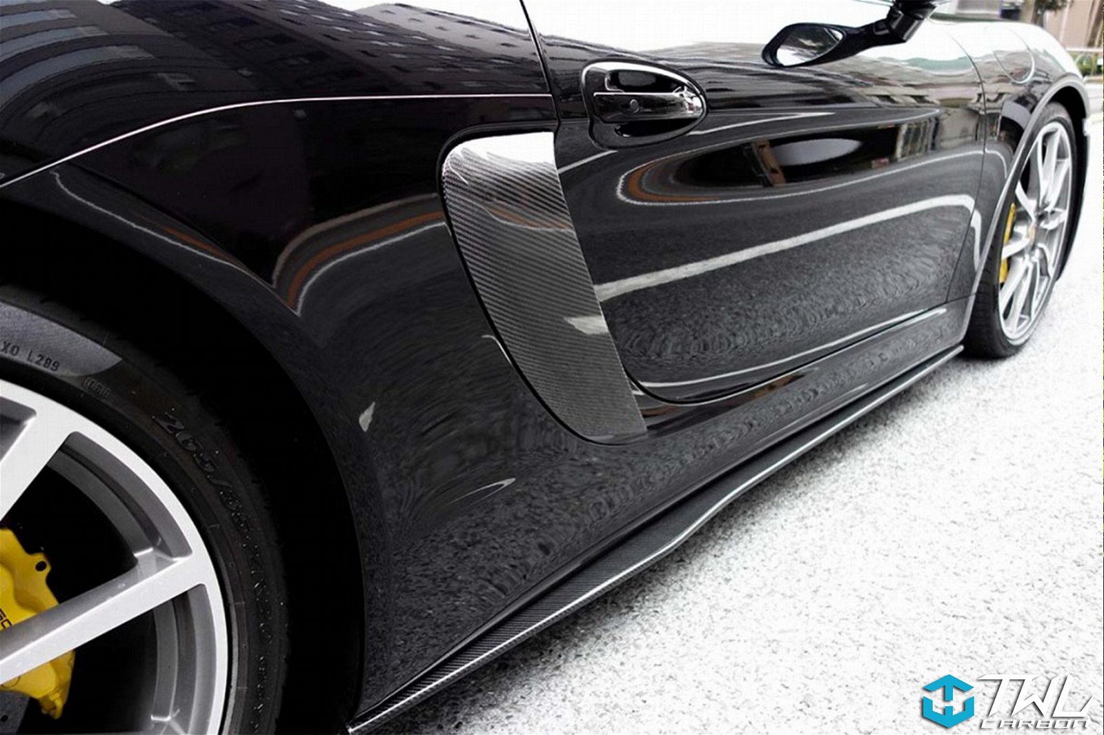 Porsche 981 Cayman Vacuum Carbon Fiber  Side Skirts 4