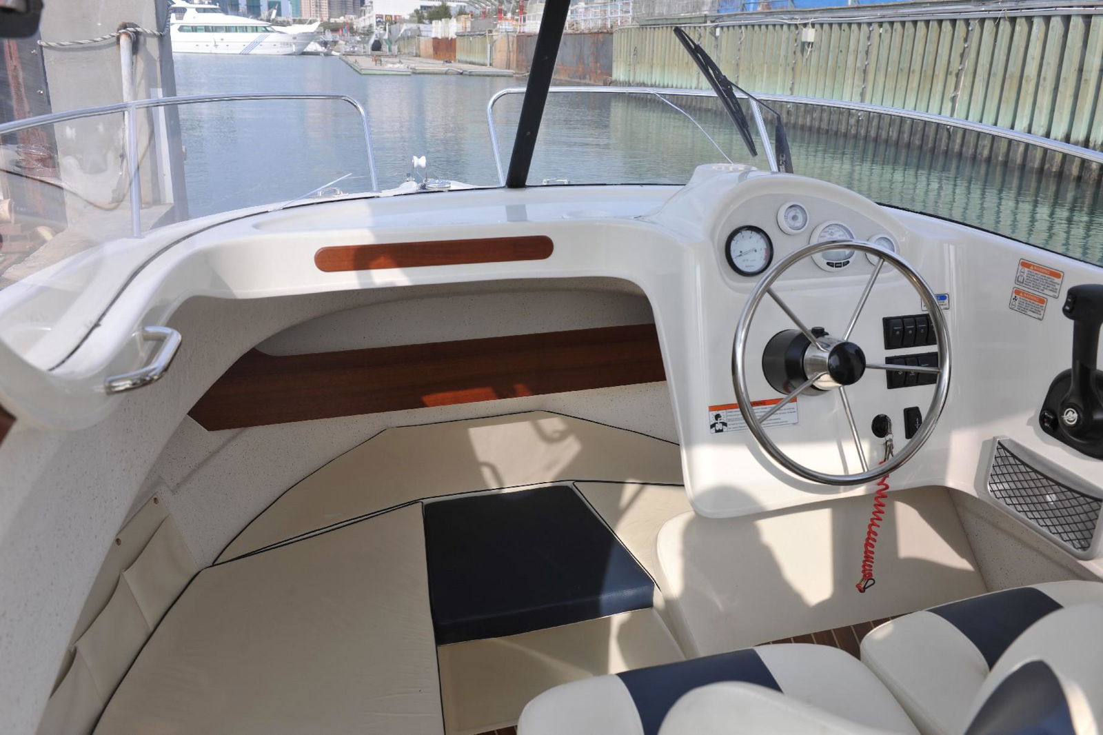 luxury fiberglass boat  3