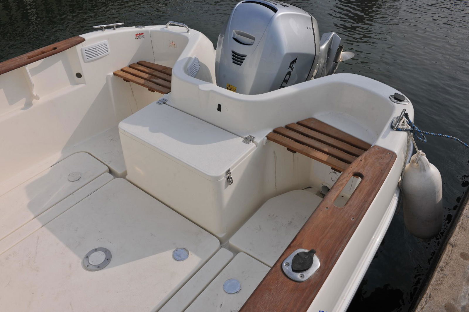 luxury fiberglass boat  5