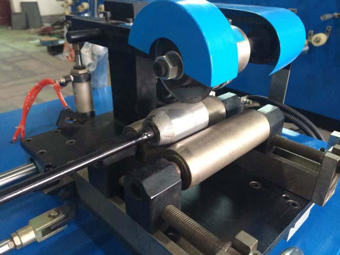 Automatic rewinding and perforating paper machine 2