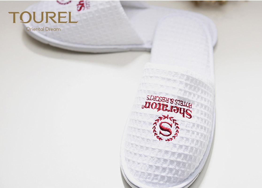 White Waffle Disposable Hotel Slippers With Red Embroidery Logo 100% Cotton 1