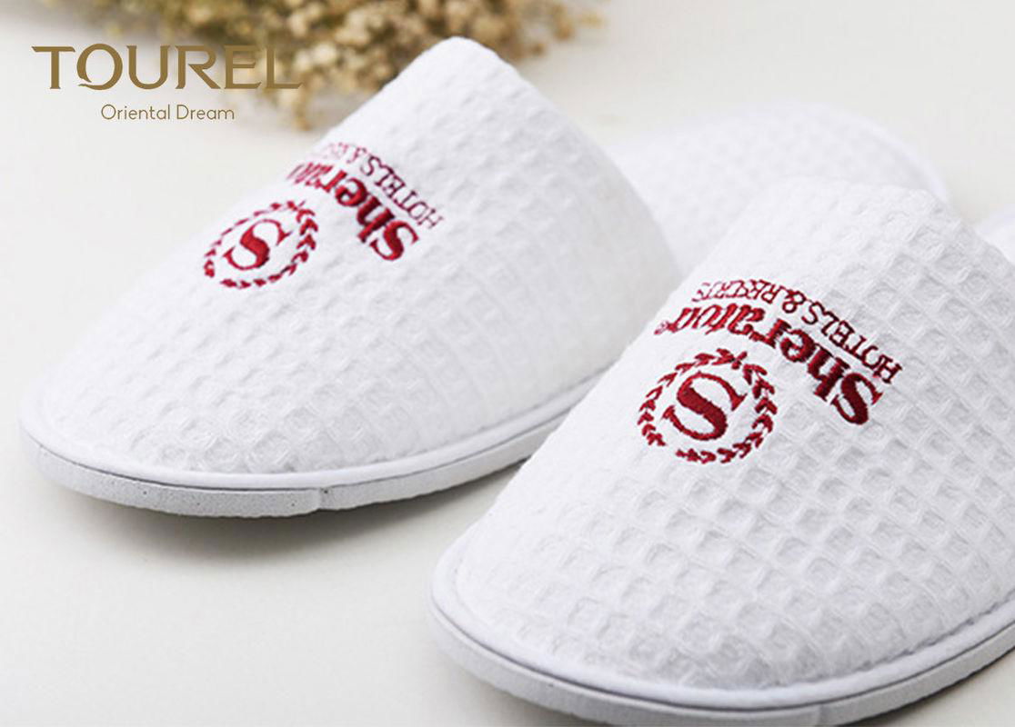 White Waffle Disposable Hotel Slippers With Red Embroidery Logo 100% Cotton 2