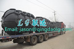 Pneumatic rubber fender with chain and tire net 