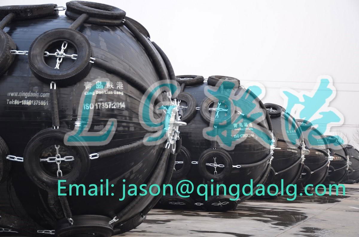 Pneumatic rubber fender for boats and docks 