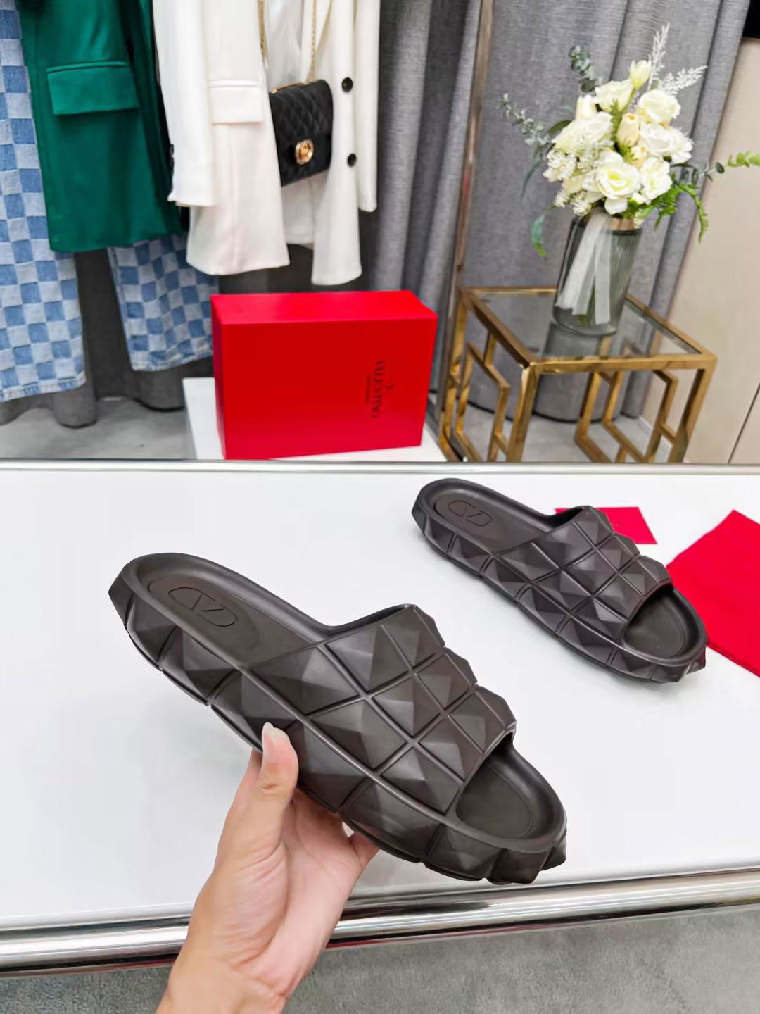 2022           shoes  Sandal Slippers Rockstud Flats Model:	- Brand:	shoes sn 3