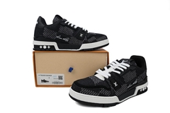 Top Quality               Trainer with round toe matching black sneakers