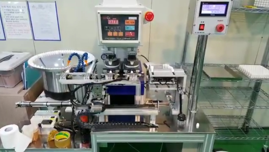 Automtaic pad printer for printing contact lens